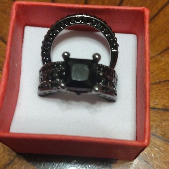 Brand New!! Black Cubic Zirconias surrounded by little black crystals. Size 7. - Picture 3 of 7